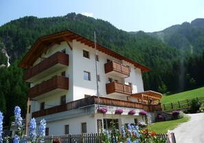 Exterior - Apartment 'Pirchahof Wasserfall' with Mountain View, Shared Terrace and Wi-Fi (Martello)