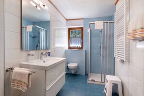 Shower, hair dryer, towels - Apartment 'Pirchahof Wasserfall' with Mountain View, Shared Terrace and Wi-Fi (Martello)