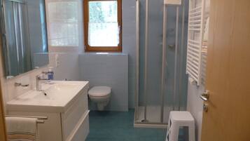 Chuveiro, secador de cabelo, toalhas de banho