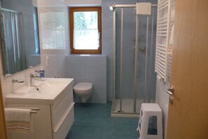 Shower, hair dryer, towels - Apartment 'Pirchahof Wasserfall' with Mountain View, Shared Terrace and Wi-Fi (Martello)