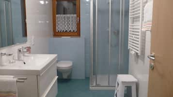 Douche, sĂšche-cheveux, serviettes fournies