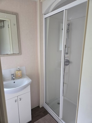 Shower, towels - Lovely Caravan Number 96 Three Lochs Holiday Park (Newton Stewart)
