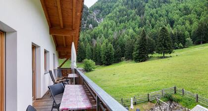 Apartment 'Pirchahof Alpenglühn' mit Bergblick, gemeinsamer Terrasse und WLAN