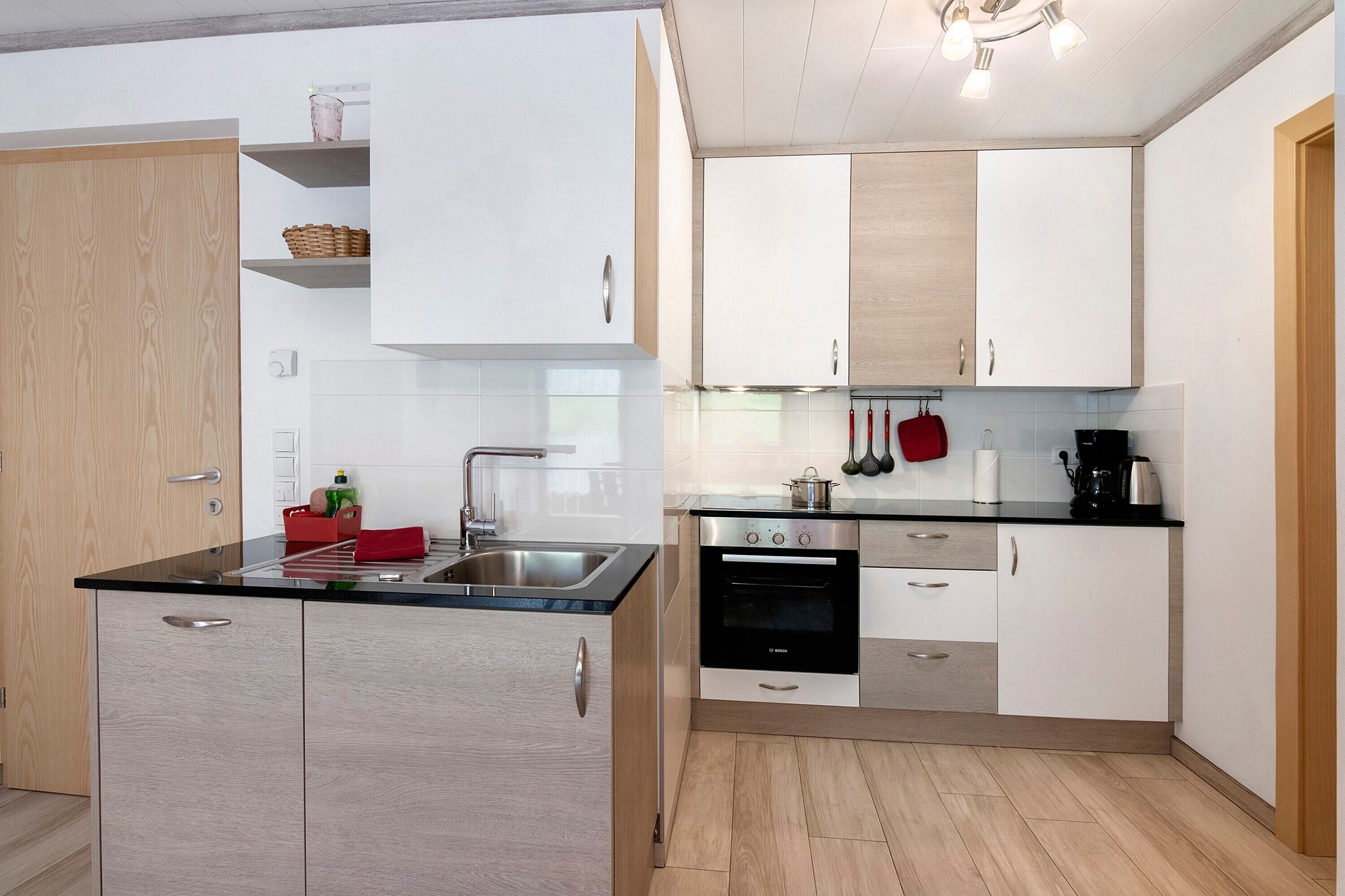 Coffee/tea maker, fridge, oven, stovetop