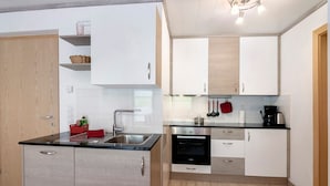 Cafetera o tetera, frigorífico, horno y placa de cocina