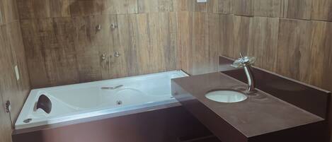 Bruser, boblebadekar, bidet, håndklæder