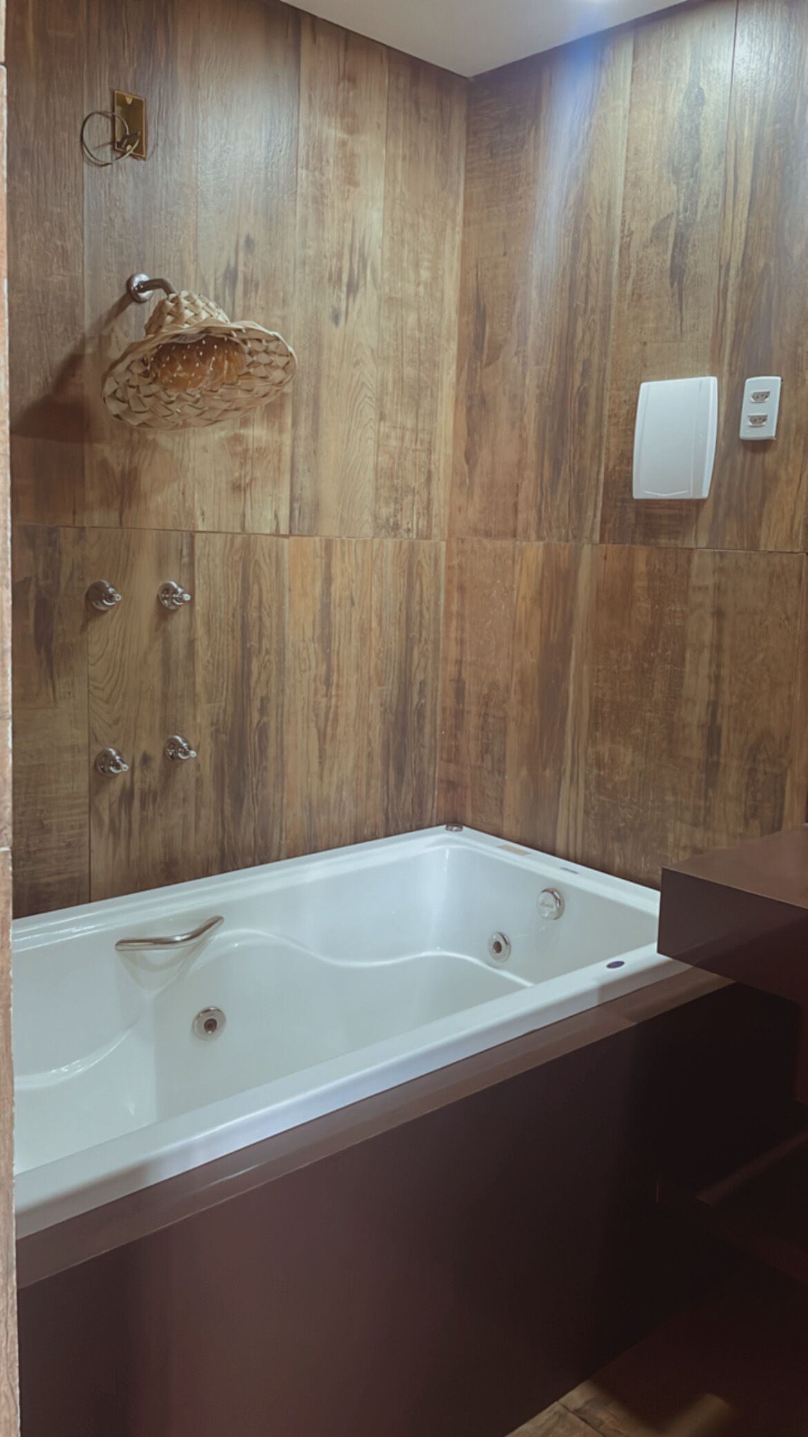 Ducha, bañera de hidromasaje, bidet, toallas