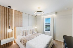 7 bedrooms, iron/ironing board, travel cot, free WiFi - 5BD Disney Villa w/ Game Room, Pool & Themed Rooms (Davenport)