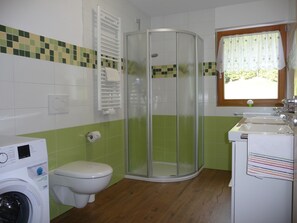 Dusj, toalettartikler (inkludert), hårføner og håndklær