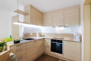 Réfrigérateur, un four, surface de cuisson, lave-vaisselle