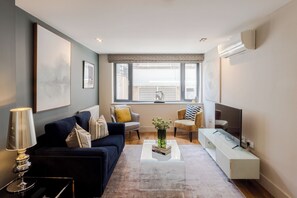 Appartement Confort | Coin séjour | TV connectée de 42 pouces avec chaînes numériques