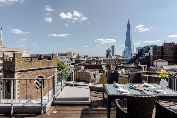 Penthouse Luxe, balcon, vue ville | Coffres-forts dans les chambres, fer et planche à repasser