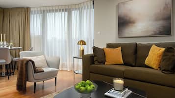 Appartement Penthouse luxueux, balcon, vue sur la ville | Aire de séjour | Téléviseur connecté de 42 po avec télévision numérique