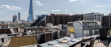 Luxury-Penthouse, Balkon, Stadtblick | Zimmersafe, Bügeleisen/Bügelbrett
