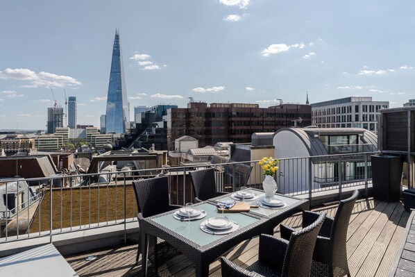 Luxury-Penthouse, Balkon, Stadtblick | Zimmersafe, Bügeleisen/Bügelbrett