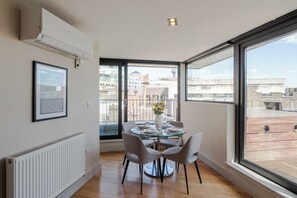 Attico Luxury, balcone, vista città | Pasti in camera