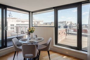 Penthouse Luxe, balcon, vue ville | Restauration dans la chambre