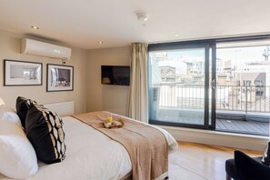 Penthouse Luxe, balcon, vue ville | Coffres-forts dans les chambres, fer et planche à repasser