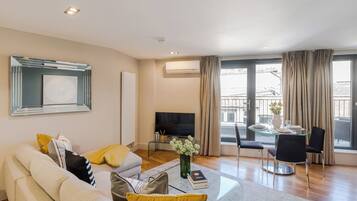 Departamento superior, balcón, vista a la ciudad | Área de sala de estar