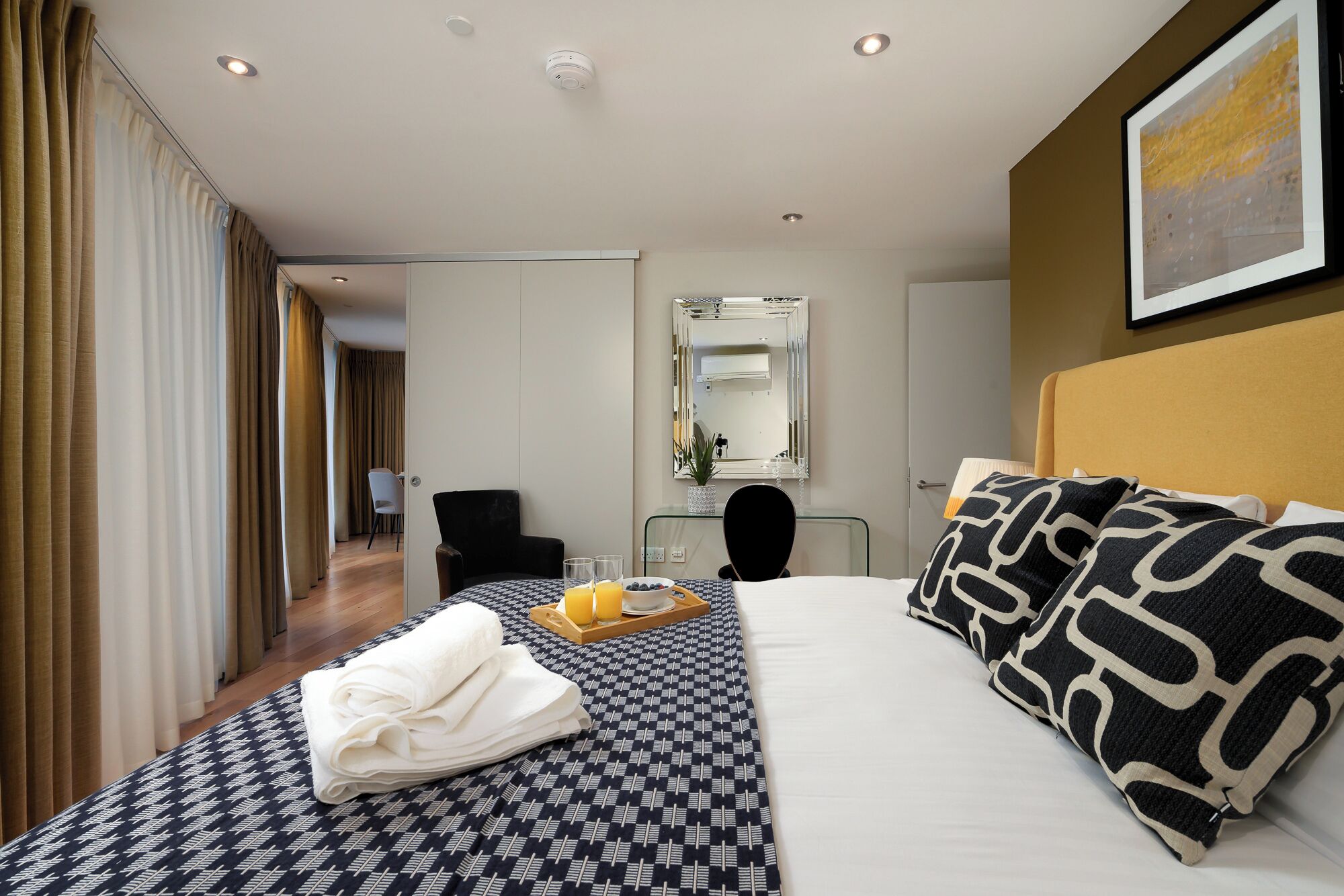 Penthouse de lujo, balcón, vista a la ciudad | Caja de seguridad en la habitación y tabla de planchar con plancha 