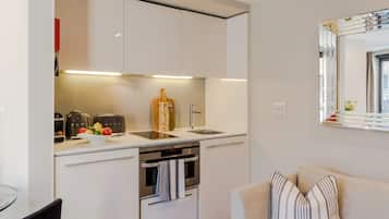 Estudio exclusivo, balcón, vista a la ciudad | Cocina privada | Refrigerador, horno, parrilla de estufa y lavavajillas