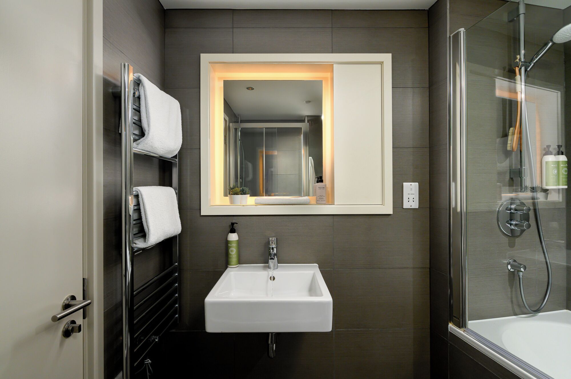 Appartement Penthouse luxueux, balcon, vue sur la ville | Salle de bain