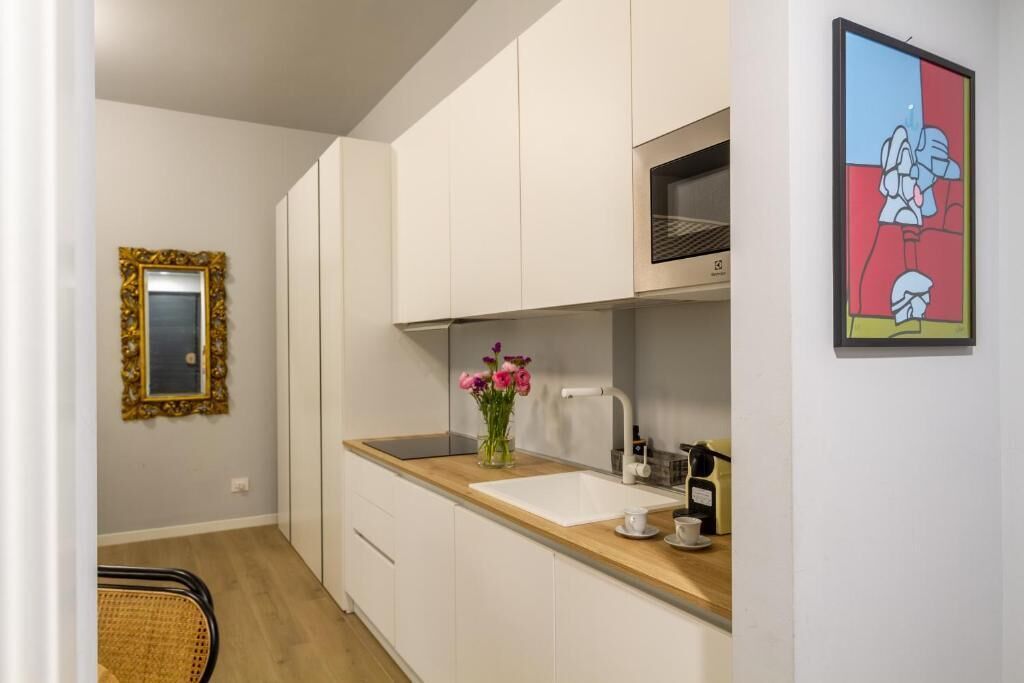 Kühlschrank, Espressomaschine, Wasserkocher mit Kaffee-/Teezubehör