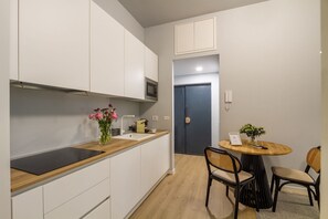 Departamento Deluxe, 1 cama King size y sofá cama, cocina | Decoración personalizada y muebles diferentes 