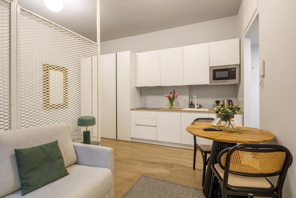 Deluxe-huoneisto, 1 suuri parisänky ja vuodesohva, keittiö | Oleskelualue