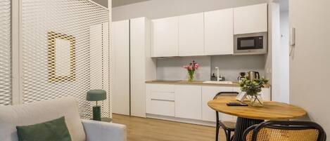 Deluxe-huoneisto, 1 suuri parisänky ja vuodesohva, keittiö | Oleskelualue