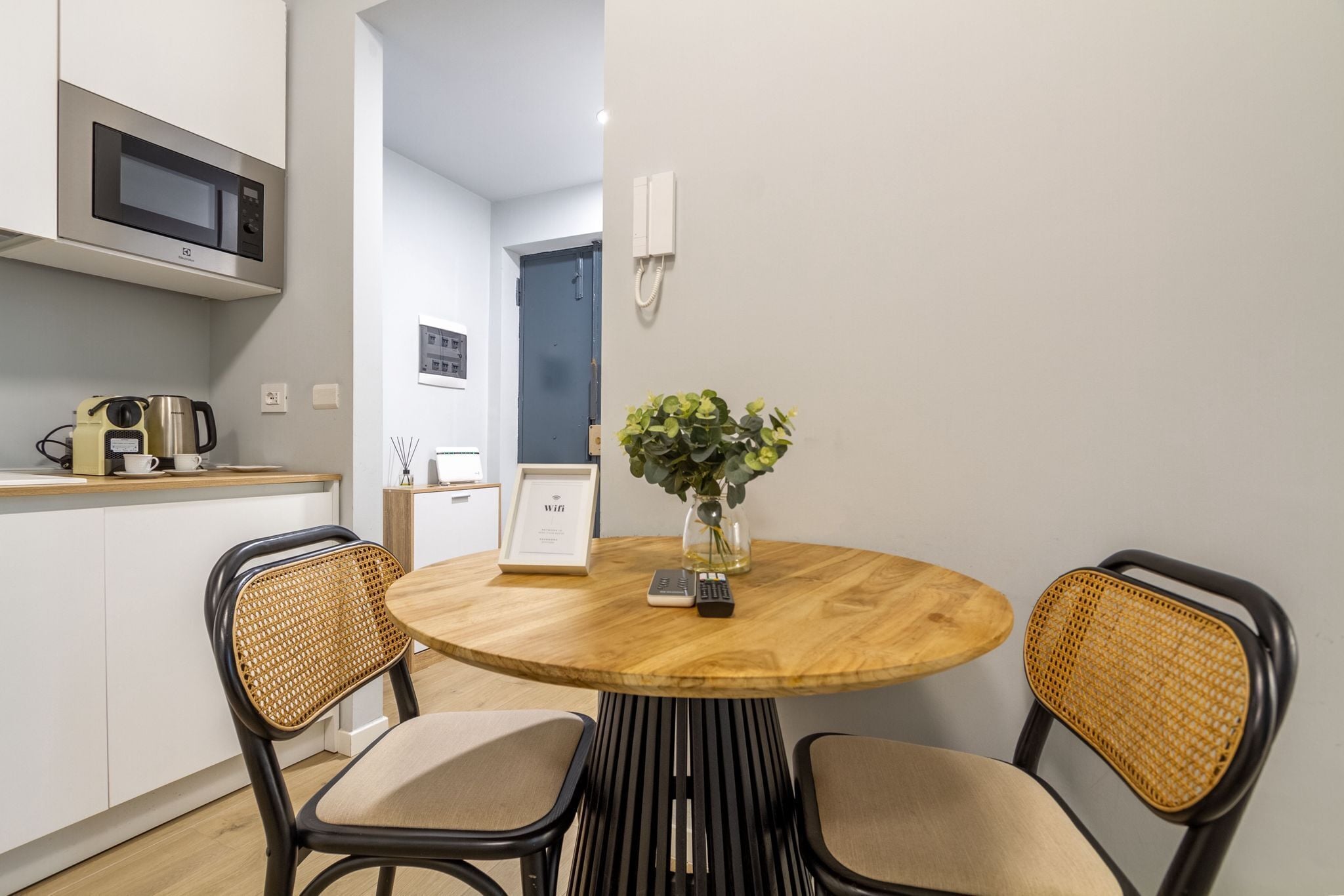 Deluxe Apartment, 1 King Bed with Sofa bed, Kitchen | Living area