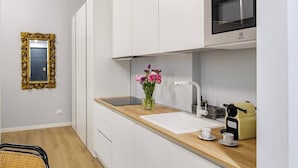Deluxe Apartment, 1 King Bed with Sofa bed, Kitchen | Private kitchen