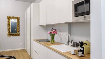 Deluxe Apartment, 1 King Bed with Sofa bed, Kitchen | Private kitchen | Fridge, espresso maker, coffee/tea maker, electric kettle