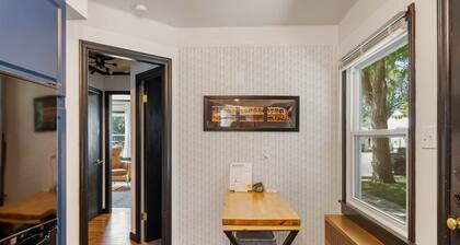 Stylish 1Br Near Main St | The Troubadour Suite