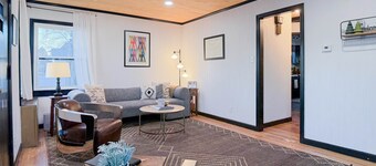 Stylish 1Br Near Main St | The Troubadour Suite