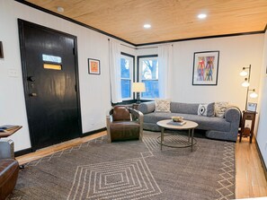 TV - Stylish 1Br Near Main St | The Troubadour Suite (Sheridan)