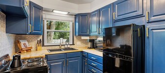 Stylish 1Br Near Main St | The Troubadour Suite