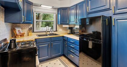 Stylish 1Br Near Main St | The Troubadour Suite