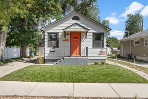 Exterior detail - Stylish 1Br Near Main St | The Troubadour Suite (Sheridan)