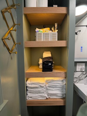Interior - Stylish 1Br Near Main St | The Troubadour Suite (Sheridan)