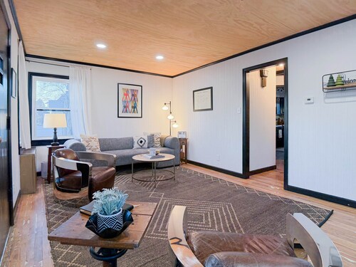 Stylish 1Br Near Main St | The Troubadour Suite