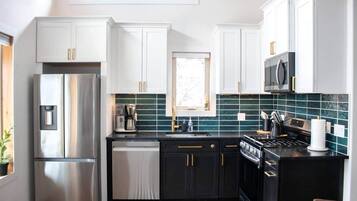 Jääkaappi, mikroaaltouuni, uuni, liesi