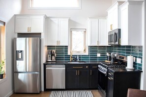 Fridge, microwave, oven, stovetop - Fire Pit Under the Stars |The Wayfarer Bungalow (Sheridan)