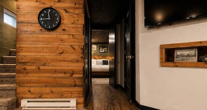 Cozy Basement w/King Bed |The Rambler