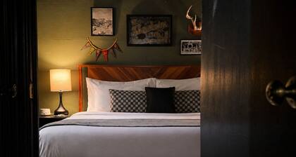 Cozy Basement w/King Bed |The Rambler