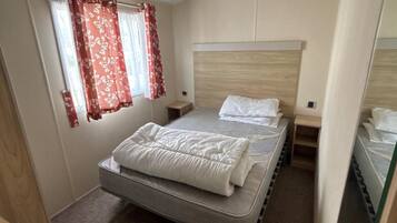 4 bedrooms, iron/ironing board, free WiFi, bed sheets