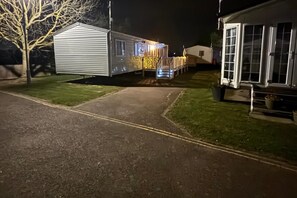 Un quartier résidentiel avec une allée pavée menant à une maison dotée d’un porche abrité.