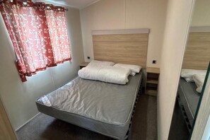 4 bedrooms, iron/ironing board, free WiFi, bed sheets - Seaside Lodge Haven in St Osyth (Clacton-on-Sea)