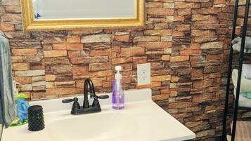 مجففات شعر، مناشف، صابون، شامبو