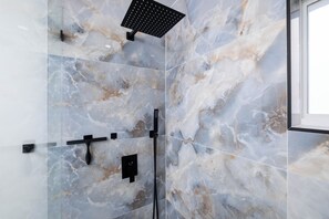 Dusche, Haartrockner, Handtücher, Seife